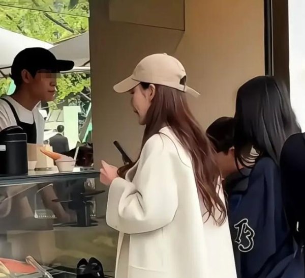 纪源优配 汪小菲前脚带2个孩子在街边买兔头，台媒后脚发文:疑似内涵具俊晔